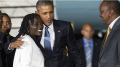 رئيس الولايات المتحدة الامريكية مع أخته الكينية في نيروبي